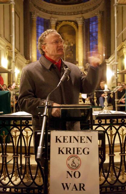 2003: Friedrich Schorlemmer bei einem Friedensgebet in der Nikolaikirche Leipzig. An dem Friedensgebet für eine friedliche Lösung des Irak-Konflikts hatten mehrere hundert Menschen teilgenommen.  | Foto: epd-bild/Kai Uwe Hündorf