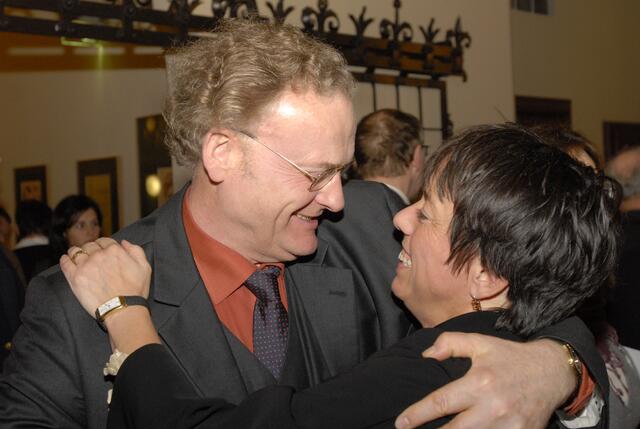 2007: Margot Käßmann begrüßt bei einem Empfang im Alten Rathaus der Lutherstadt Wittenberg Friedrich Schorlemmer. Anlass für den Empfang war der Besuch von Bundespräsident Horst Köhler, der als Gast zu einer Vorkonferenz zur 3. Europäischen Ökumenischen Versammlung nach Wittenberg gekommen war. | Foto: epd-bild/Norbert Neetz