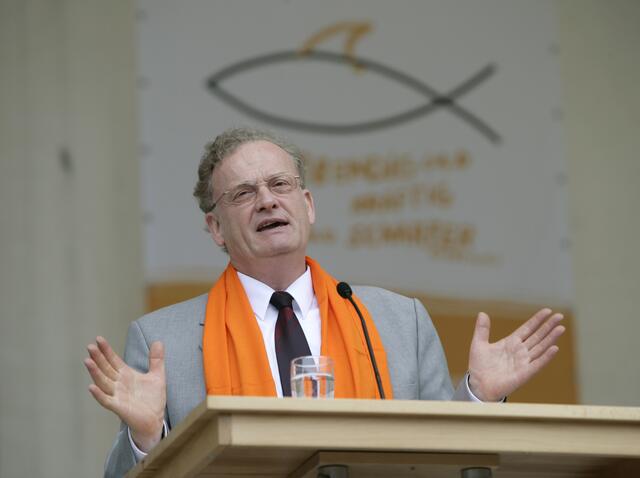 2007: Pfarrer Friedrich Schorlemmer bei einer Dialogbibelarbeit während des Evangelischen Kirchentages auf der Rheinenergiebühne in Köln. | Foto: epd-bild/Guido Schiefer