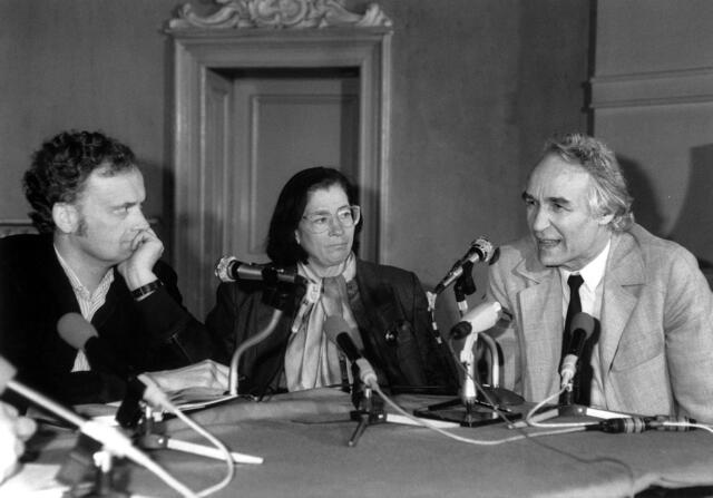 1990: Podiumsdiskussion mit (v. l.) Friedrich Schorlemmer (SPD, damals Volkskammerabgeordneter), der Schriftstellerin Christa Wolf und dem Ost-Berliner evangelischen Bischof Gottfried Forck zum Thema "Vorwärts und nicht vergessen?" in der Berliner Sophienkirche | Foto: epd-bild