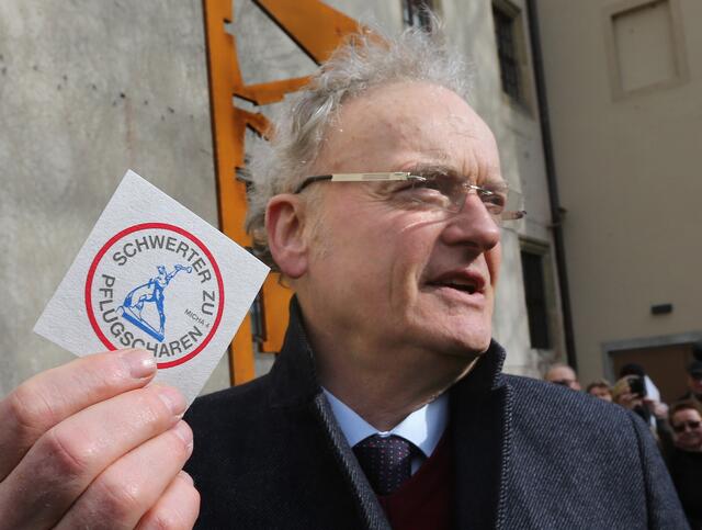 2017: In Wittenberg ist das Denkmal "Schwerter zu Pflugscharen" eingeweiht worden. Die mehr als drei Meter hohe Skulptur erinnert im Lutherhof an die DDR-Friedensaktion "Schwerter zu Pflugscharen" vom Evangelischen Kirchentag 1983. Dort hatte Schorlemmer mit etwa 600 Menschen eine "Schmiedeliturgie" im Innenhof des Wittenberger Lutherhauses gefeiert. Als Ausdruck der Auflehnung dagegen wurde während der Kirchentagsaktion ein Schwert erhitzt und umgeformt.  | Foto: epd-bild/Steffen Schellhorn