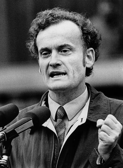 4. November 1989: Friedrich Schorlemmer während der Kundgebung zur Demonstrations- und Meinungsfreiheit auf dem Berliner Alexanderplatz

 | Foto:  epd-bild/Andreas Schoelzel