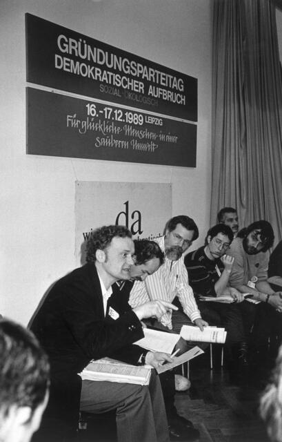 Dezember 1989: Diskussionsrunde mit Friedrich Schorlemmer zum Gründungsparteitag "Demokratischer Aufbruch" in Leipzig | Foto: epd-bild/Ali Paczensky