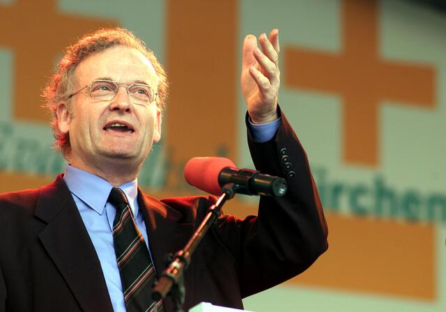 2001: Friedrich Schorlemmer hält auf dem Evangelischen Kirchentag in Frankfurt am Main eine Bibelarbeit | Foto: epd-bild/Falk Orth