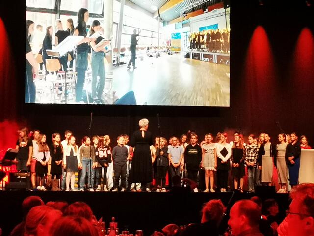 Aus dem Schulleben: Die Klassenstufe 6 brachte unter der Leitung von Musiklehrerin Anja Philipp Auszüge aus dem Musical-Projekt des vergangenen Schuljahres zu Gehör. | Foto: Beatrix Heinrichs