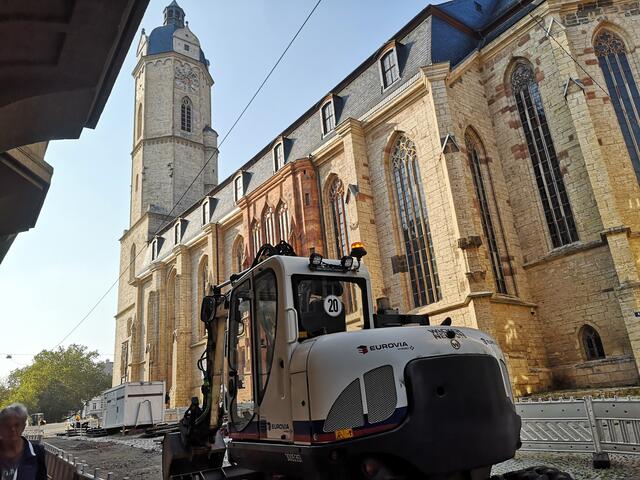 Baustelle: An der Jenaer Stadtkirche zwischen Saalstraße und Rathausgasse wird derzeit gebaut. Dennoch fanden mehrere hundert Gäste den Weg zum Festgottesdienst. | Foto: Beatrix Heinrichs