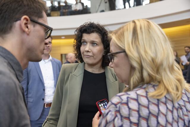 Janine Merz, SPD im Gespräch mit Christian Schaft und Katinka Mitteldorf, Partei Die Linke. | Foto: Paul-Philipp Braun 