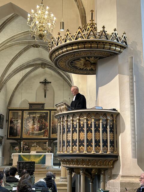 Der Landauer Pfarrer Volker Hörner, erinnerte an Schorlemmers symbolträchtiges Umschmieden eines Schwertes zu einer Pflugschar 1983 bei einer Friedensaktion auf dem Kirchentag in Wittenberg. | Foto: Willi Wild