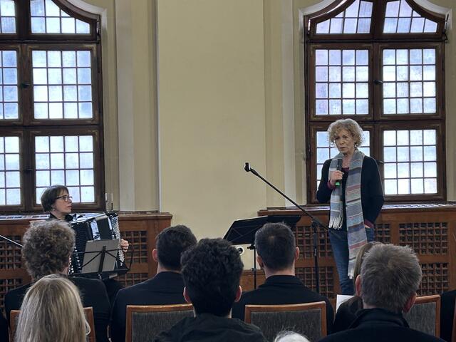 Die Liedermacherin Barbara Thalheim brachte zusammen mit der Akkordeon-Spielerin Christine Paté das Abendlied „Der Mond ist aufgegangen“ zu Gehör. | Foto: Willi Wild