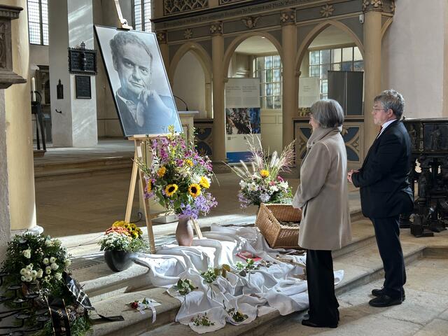  Der Bischof der Evangelischen Kirche in Mitteldeutschland, Friedrich Kramer (r.), würdigte den Verstorbenen im Gottesdienst als den «bekanntesten Pfarrer der Landeskirche», der vielen Menschen den Himmel geöffnet habe.  | Foto: Willi Wild