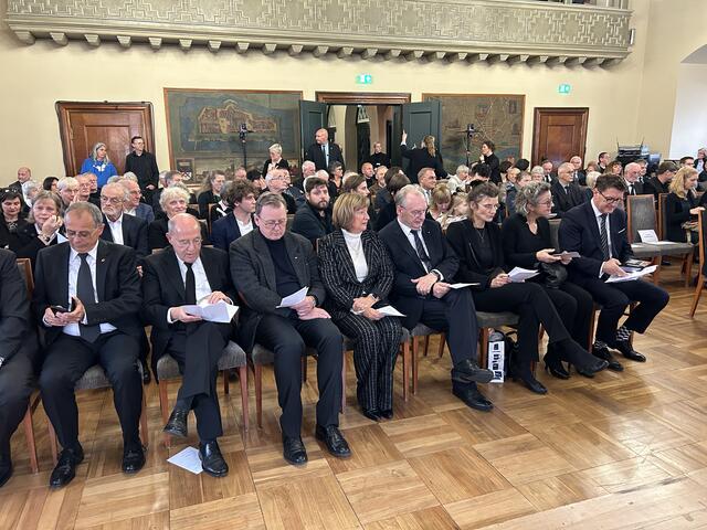 Sachsen-Anhalts Ministerpräsident Reiner Haseloff (CDU, 4.v.r.) sagte beim Empfang, Schorlemmer habe Spuren in Wittenberg und ganz Deutschland hinterlassen. Sein literarisches Werk werde Bestand haben. Der Theologe sei 40 Jahre Teil seines persönlichen Lebens gewesen. | Foto: Willi Wild