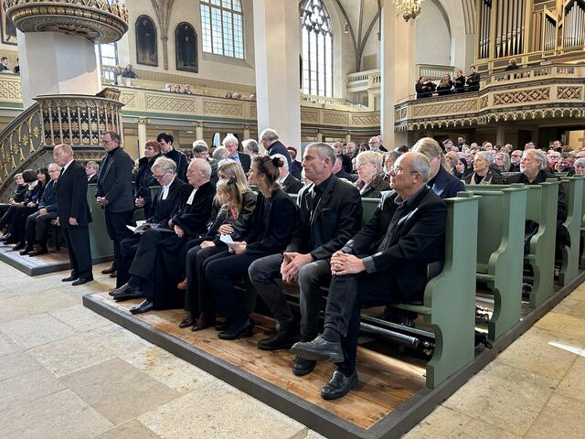 Unter den Gottesdienstbesuchern waren die Ministerpräsidenten von Sachsen-Anhalt und Thüringen, Reiner Haseloff (CDU) und Bodo Ramelow (Linke), der Linkenpolitiker Gregor Gysi, die Liedermacherin Barbara Thalheim, die Tochter des Theologen, Uta Schorlemmer, sowie ein langjähriger Weggefährte, der Landauer Pfarrer Volker Hörner. | Foto: Willi Wild