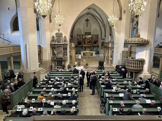 An dem Gedenkgottesdienst in der Wittenberger Stadtkirche St. Marien beteiligten sich Vertreter aus Kirche, Politik und Gesellschaft.  | Foto: Willi Wild