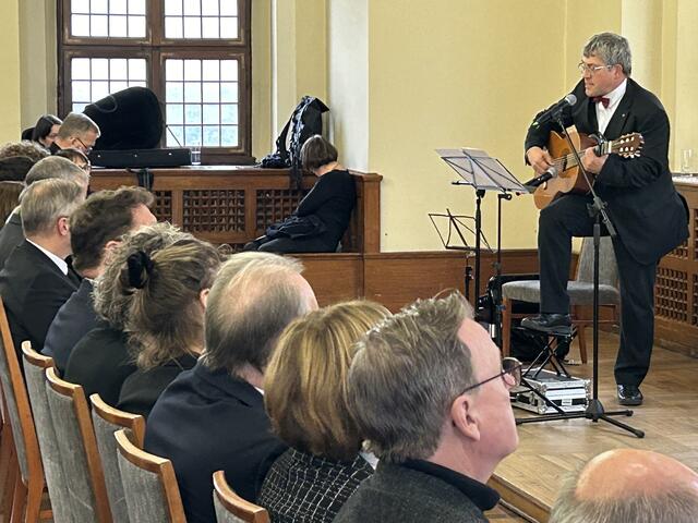 Die musikalische Gestaltung des Trauerempfangs übernahm EKM-Landesbischof Friedrich Kramer. Gemeinsam mit Uta Schorlemmer, der Tochter des Theologen, sang er „Und sag es weiter“. | Foto: Willi Wild