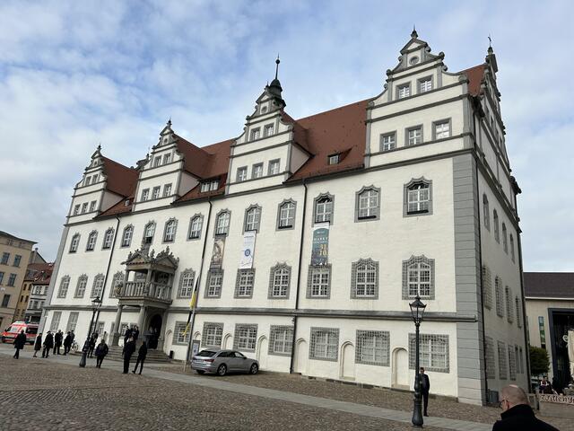 Zum anschließenden Trauerempfang im Alten Rathaus hatte Wittenbergs Oberbürgermeister Torsten Zugehör geladen.  | Foto: Willi Wild