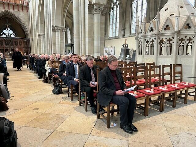Zur Friedensandacht ist auch der amtierende Thüringer Ministerpräsident Bodo Ramelow (Linke, erste Reihe) nach Magdeburg gereist. Ramelow erklärte im Vorfeld, Kramer strahle wie kaum ein Zweiter die Fröhlichkeit und Gelassenheit des Evangeliums aus.  | Foto: Willi Wild