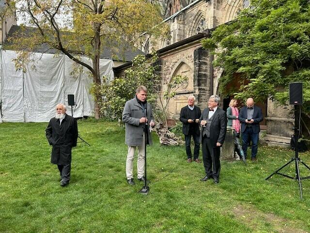 Glückwünsche: Der katholische Bischof Gerhard Feige (v.l.), der Präsident des EKM-Landeskirchenamtes Jan Lemke und der Jubilar Friedrich Kramer   | Foto: Willi Wild