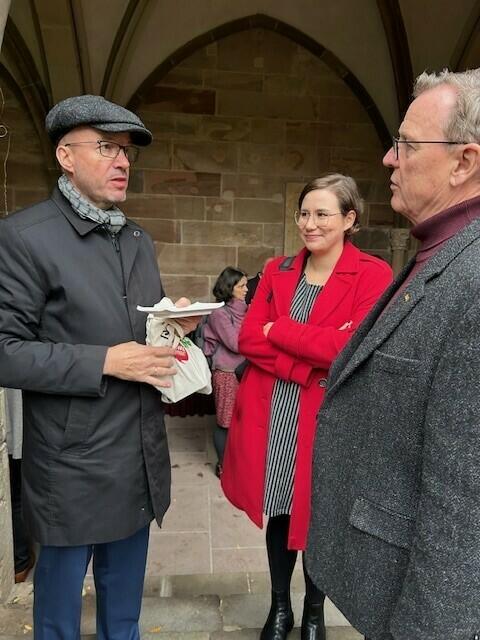 Gäste und Gratulanten I:  (v.l.) der sächsischen Landesbischof Tobias Bilz, die Erfurter Pfarrerin Julia Brabant und Bodo Ramelow, der geschäftsführende Ministerpräsident in Thüringen | Foto: Willi Wild