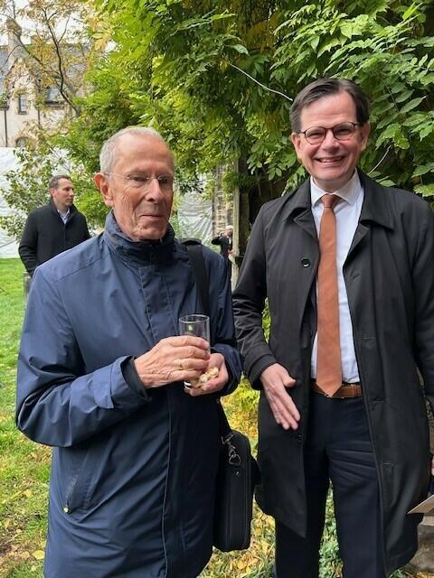 Gratulanten II: Der ehemalige Landesbischof der Evangelisch-Lutherischen Kirche in Thüringen Christoph Kähler und der Kirchenhistoriker Christopher Spehr  | Foto: Willi Wild