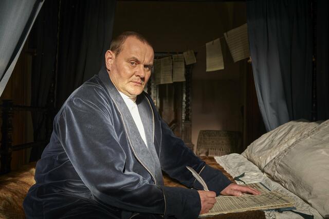  Komponist und Kantor Johann Sebastian Bach (Devid Striesow) – Die Kompositionen der Kantaten vom Weihnachtsoratorium müssen rechtzeitig fertig werden und entstehen auch nachts ... | Foto: ARD Degeto/EIKON/Ricardo Gstrein