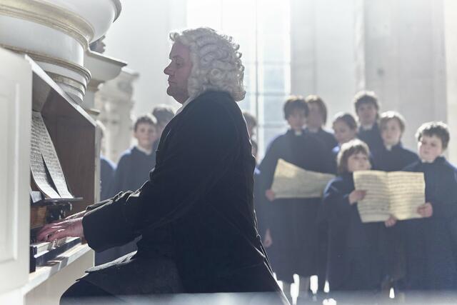 Die Chorproben in der Thomaskirche Leipzig verlangen dem Thomanerchor einiges ab. Der umstrittene Komponist und Kantor Johann Sebastian Bach (Devid Striesow) an der Orgel. | Foto: ARD Degeto/EIKON/Ricardo Gstrein