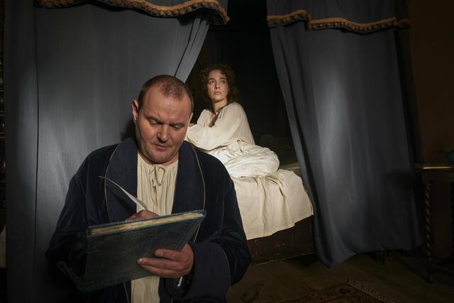 ... oder früh am Morgen im Schlafzimmer der Familie.
Vertieft in seinem Meisterwerk, arbeitet Johann Sebastian Bach (Devid Striesow)  und bemerkt dabei nicht den Kummer seiner Frau Anna Magdalena (Verena Altenberger). | Foto: ARD Degeto/EIKON/Ricardo Gstrein