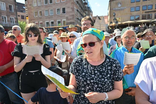 Schlussgottesdienst "Alles hat seine Zeit" 2023 auf dem Hauptmarkt beim 38. Evangelischen Kirchentag in Nürnberg | Foto: epd-bild/Thomas Lohnes