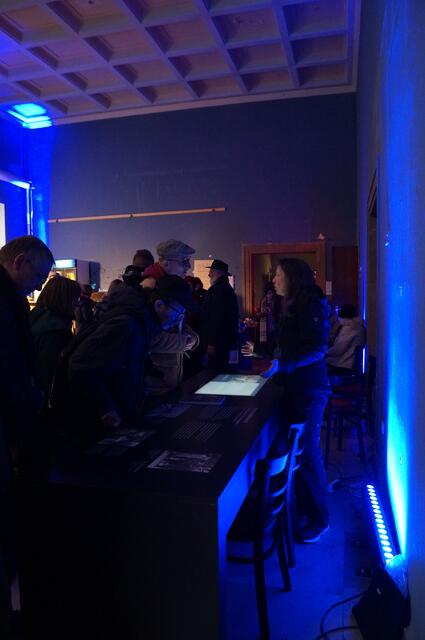 Rainer Schmitz und Johanna Söhningen leihten eine Mediastation zum Architekten Paul Schultze-Naumburg. Sie stand bisher im ehemaligen Saalecker Anwesen des Architkten, das gegenwärtig von der Marzona Stiftung Neue Saalecker Werkstätten zu einem Ort des demokratichen
und pluralistischen Kunstbetriebs umgebaut wird.