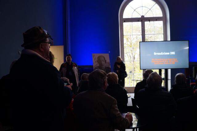 Christian Handwerck bot auch eine Fotodokumentation zur Sendehalle mit den Grundrissen des Gebäudes an.