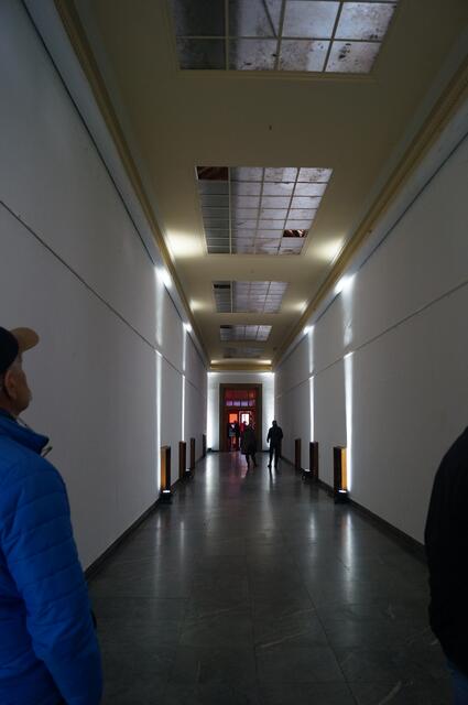 Beklemmend wirkt die Architektur in dem mächtigen Gang.