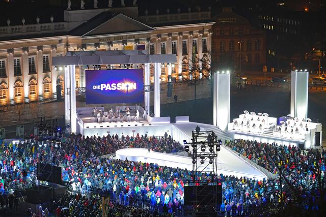 Mit großem Staraufgebot hat der TV-Sender RTL im März in der Kasseler Innenstadt eine moderne Version der Leidensgeschichte Jesu inszeniert. Rund 800 Menschen haben sich an der Prozession mit einem leuchtenden Holzkreuz durch Kassel beteiligt.  | Foto:  epd-bild/Andreas Fischer
