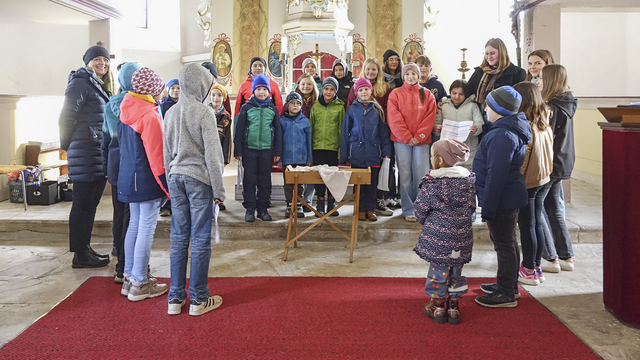 Großes Gedränge an der Krippe: In Dienstedt wird fleißig geprobt. 24 Kinder beteiligen sich am Krippenspiel. | Foto: Solveig Grahl