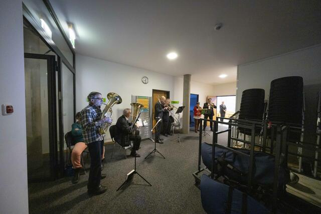 Der evangelische Posaunendienst stimmte die Abgeordneten ein. | Foto: Paul-Philipp Braun