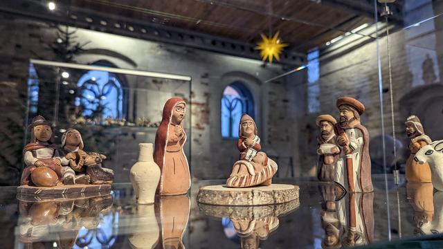 Fester Bestandteil der weihnachtlichen Dekoration: Mit ihrer Darstellung der biblischen Weihnachtsgeschichte ist die Weihnachtskrippe ein Symbol der Ehrung Jesu. Das Norddeutsche Krippenmuseum in Güstrow hat in diesem Jahr seine Ausstellung zum Thema "Weihnachtskrippen in der Kunst der Völker" neu gestaltet. Die Schau ist ganzjährig zu sehen. | Foto: epd-bild/Hagen Gruetzemacher