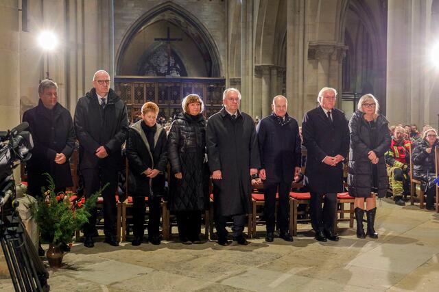 v.r.: Magdeburgs Oberbürgermeisterin Simone Borris, Bundespräsident Frank Walter Steinmeiner, Bundekanzler Olaf Scholz, Ministerpräsident Rainer Haseloff, Gabriele Haseloff, Bundestagsvizepräsidentin Petra Pau, Brandenburgs Ministerpräsident Dietmar Woitke, Bundeswirtschaftsminister Robert Habeck  | Foto: Viktoria Kühne 