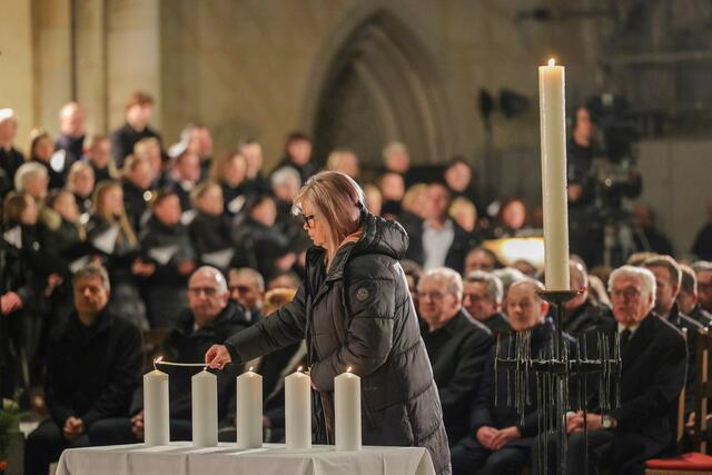 Oberbürgermeisterin Simone Borris zündet beim Fürbittengebet für jedes getötete Opfer eine Kerze an  | Foto: Viktoria Kühne 