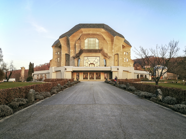 Hort der Anthroposophie: Das Goetheanum in Dornach, südlich von Basel. Der monumentale Sichtbetonbau entstand zwischen 1925 und 1928 nach Entwürfen von Rudolf Steiner. Heute ist es Sitz der Allgemeinen Anthroposophischen Gesellschaft und wird als Festspielhaus genutzt. | Foto: Beatrix Heinrichs
