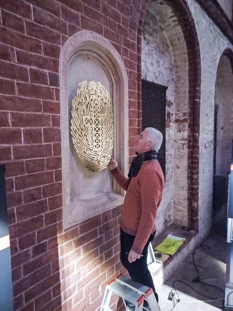 Der Bildhauer Thomas Leu hat ein Kunstwerk für das Nischenepitaph Dietrich von Angerns geschaffen.  | Foto: Markus Schütte