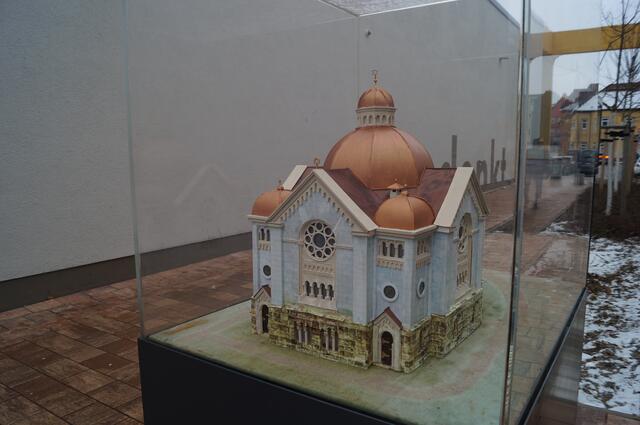 Einst befand sich eine Synagoge in der Moßlerstr. (damals Hohenlohestr. Heute wird mit einer Gedenkstätte daran erinnert. | Foto: G. Buchwald