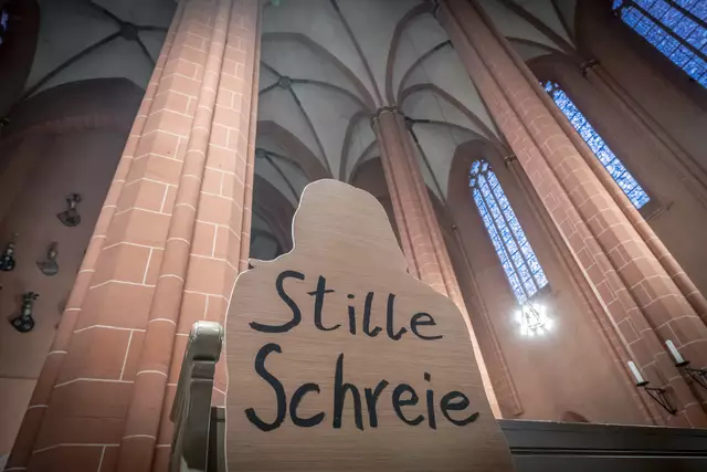 Ungesehen, inmitten der Gemeinden: Eine Kunstaktion, die Ende vergangenen Jahres im Frankfurter Dom zu sehen war, sollte das Bewusstsein für das Thema sexualisierte Gewalt schärfen. 2024 gab es über 20 Meldungen, die die EKM-Fachstelle erreichten. | Foto: epd-bild/Tim Wegner
