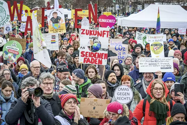 Mit "Transpi" und Thermoskanne: Eine Woche vor der Bundestagswahl waren in Deutschland Menschen in mehr als 150 Städten auf der Straße. Die bundesweiten Demonstrationen richten sich gegen einen Rechtsruck in Politik und Gesellschaft und wollen ein Zeichen für Vielfalt und Toleranz setzen. | Foto: epd-bild/Christian Ditsch