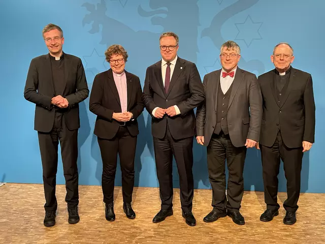 (v.l.) Bischof Michael Gerber (Bistum Fulda), Bischöfin Beate Hofmann (Ev. Kirche von Kurhessen-Waldeck), Ministerpräsident Mario Voigt (CDU), Landesbischof Friedrich Kramer (Ev. Kirche in Mitteldeutschland), Bischof Ulrich Neymeyr (Bistum Erfurt), nicht auf dem Bild: Oberlandeskirchenrat Thilo Daniel (Ev. Landeskirche Sachsens) und Dekan Betram Wolf (Bistum Dresden-Meißen) | Foto: Willi Wild