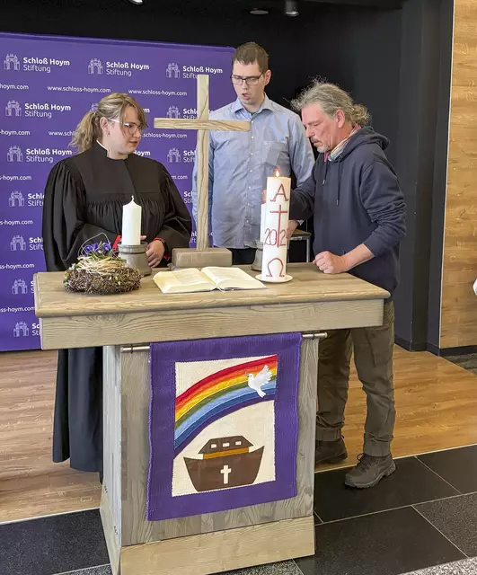 In der monatlichen Andacht im Schloss Hoym wurde nicht nur ein neuer Altar in Dienst gestellt, sondern auch durch Pfarrerin Franziska Rotte (v. l.), René Wagner und Falk Heyer mit Kreuz und Kerzen ergänzt. | Foto: Uwe Kraus