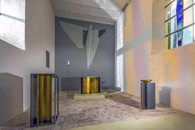 Glanz trifft Geradlinigkeit: In der Dorfkirche in Nutha bei Zerbst gestaltete Gerlach Bente Fenster und Interieur komplett neu. | Foto: Ralf Klöden
