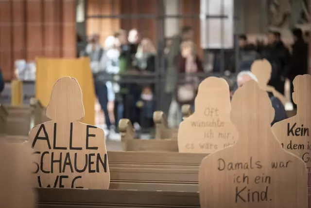 Eine Kunstaktion im Frankfurter Dom sollte im November 2024 das Bewusstsein für das Thema sexualisierte Gewalt in der Gesellschaft schärfen.  | Foto:  epd-bild/Tim Wegner