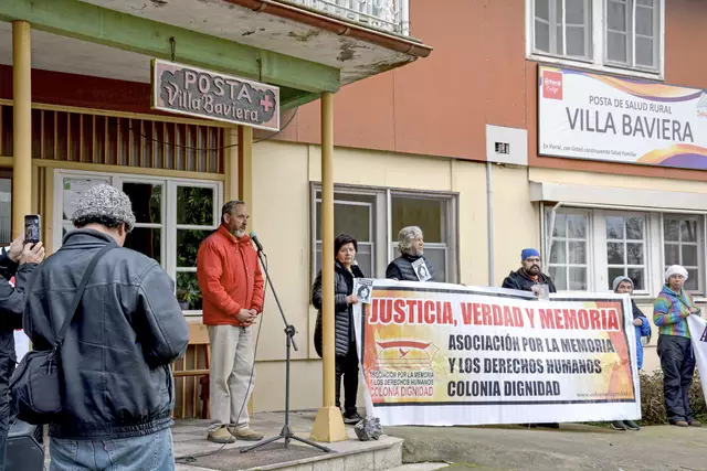 Die "Krankenstation" der Colonia Dignidad, in der Menschen misshandelt wurden. Menschenrechtler demonstrieren davor für Gerechtigkeit, Wahrheit und Erinnerung. | Foto: epd-bild/Belen Ramirez