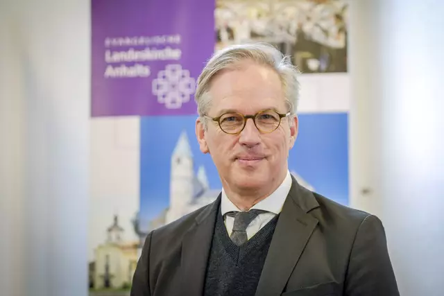 Klein, aber agil: So beschreibt Karsten Wolkenhauer die Landeskirche Anhalts. Im Dezember 2024 ist er zum neuen leitenden Geistlichen gewählt  worden. Er folgt auf Joachim Liebig, der am 29. März offiziell verabschiedet wird. | Foto: epd-bild/Jens Schulze