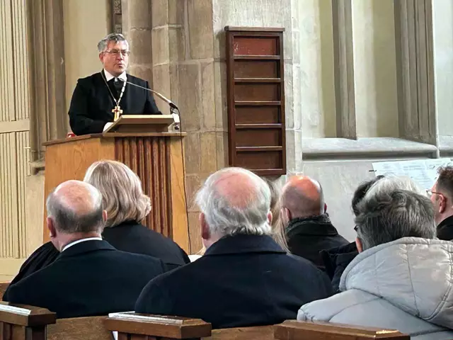 EKM-Landesbischof Friedrich Kramer hält die Laudatio auf den ehemaligen Kirchenpräsidenten Joachim Liebig. | Foto: Willi Wild
