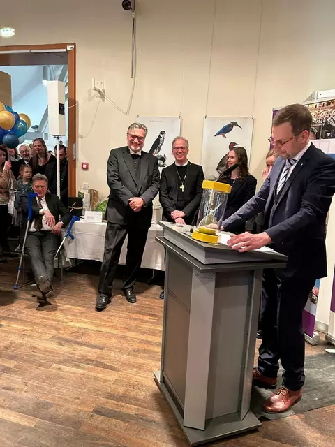 Empfang: Jan Brademann hält eine launigen Rede. Für die Grußworte hat er eine Sanduhr mitgebracht. | Foto: Willi Wild