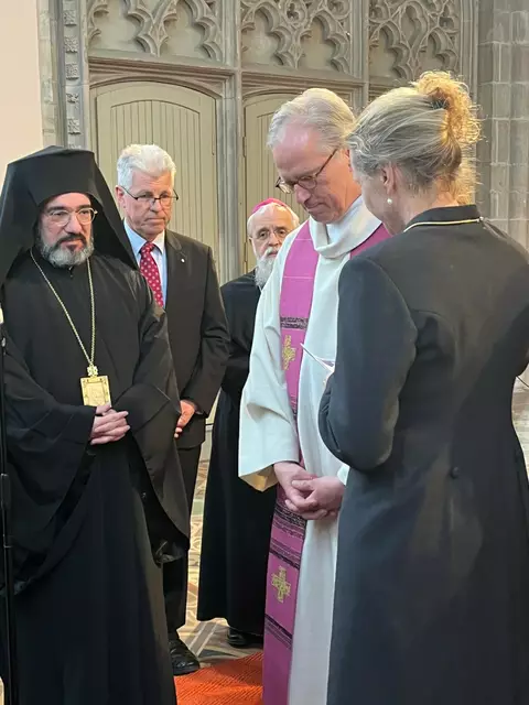 Der Kirchenpräsident der Evangelischen Landeskirche Anhalts, Karsten Wolkenhauer, ist feierlich in sein Amt eingeführt worden. Zum dem Festgottesdienst am Nachmittag in der Jakobskirche in Köthen waren mehr als 300 Gäste aus ganz Deutschland gekommen. Darunter auch die Bevollmächtigte der Evangelischen Kirche in Deutschland (EKD) beim Bund und der EU, Anne Gidion (r.), und der Bischof der Griechisch-Orthodoxen Metropolie von Deutschlands, Emmanuel von Christoupolis (l.). | Foto: Landeskirche Anhalt